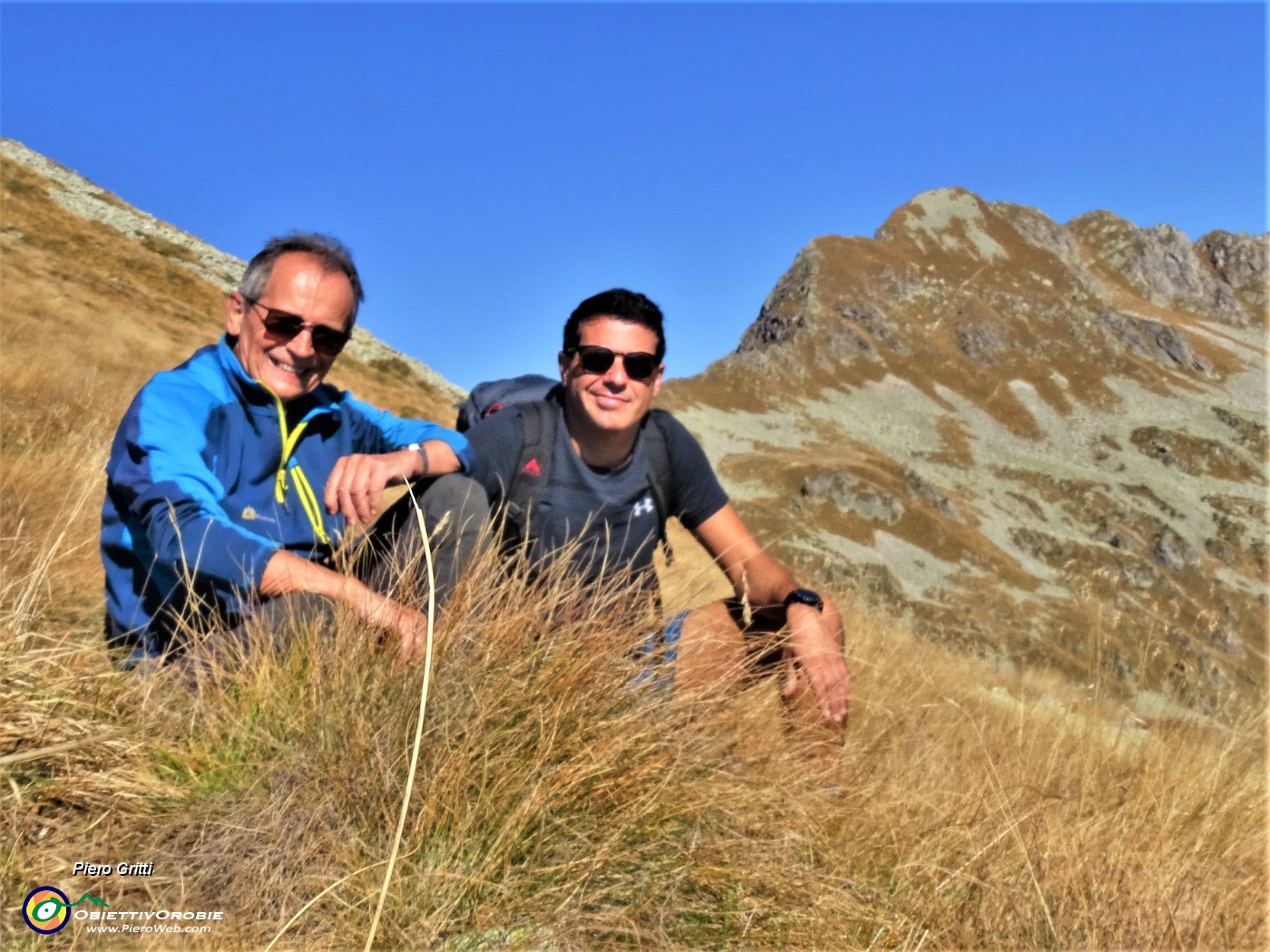 42 Vista in Cima Cadelle, da poco salita...uno stelo d'erba messo a  fuoco in primo piano, il resto lievemente sfuocato.JPG